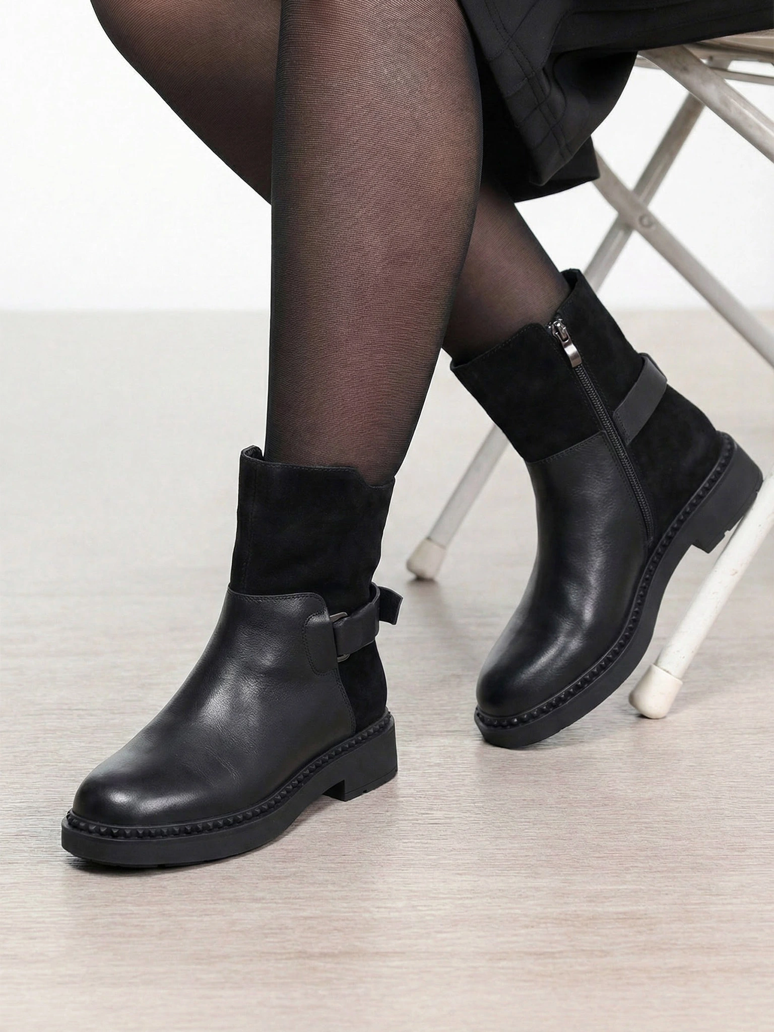 Ботинки комбинированные черного цвета с декоративным ремешком